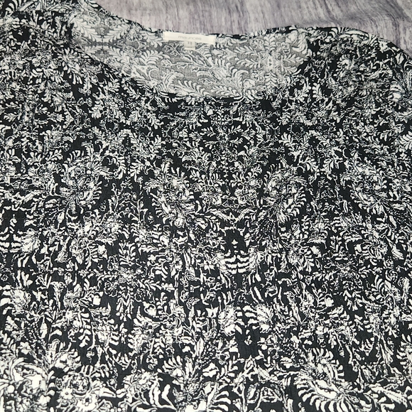 *5 for $25* Maurices Elegant Black and White Long Sleeve Patterned Top Medium - Picture 6 of 8